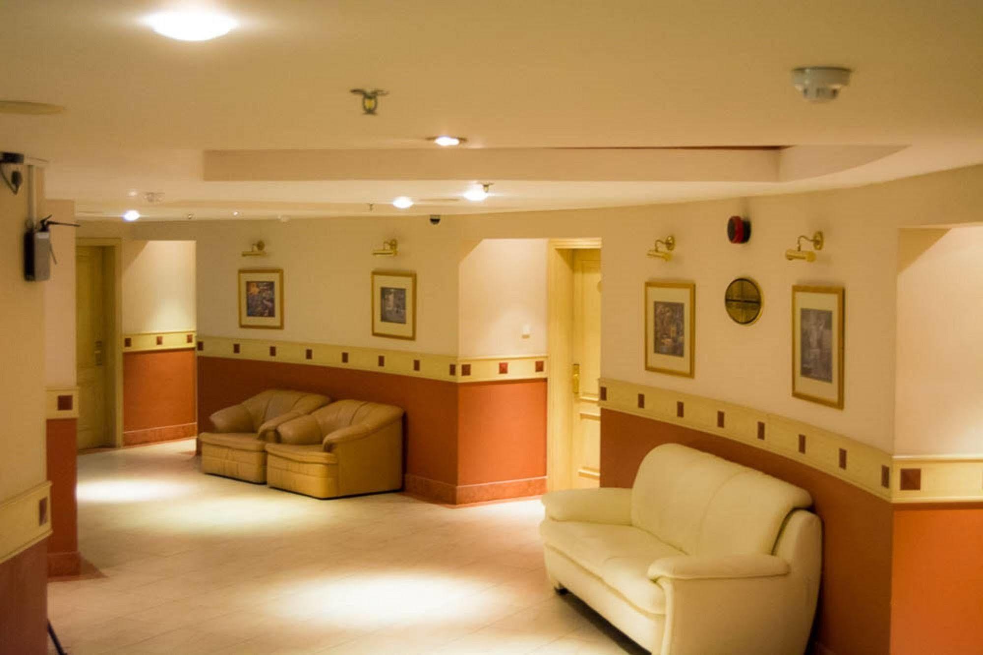 Happy Days Hotel